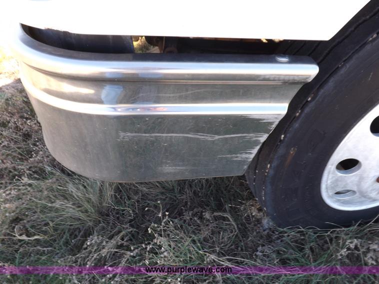 image for item I8393 2003 International 9200i semi truck