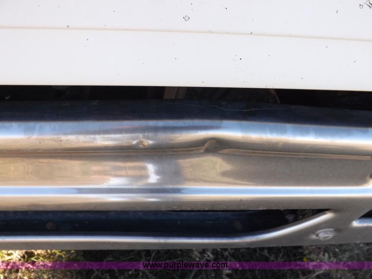 image for item I8393 2003 International 9200i semi truck