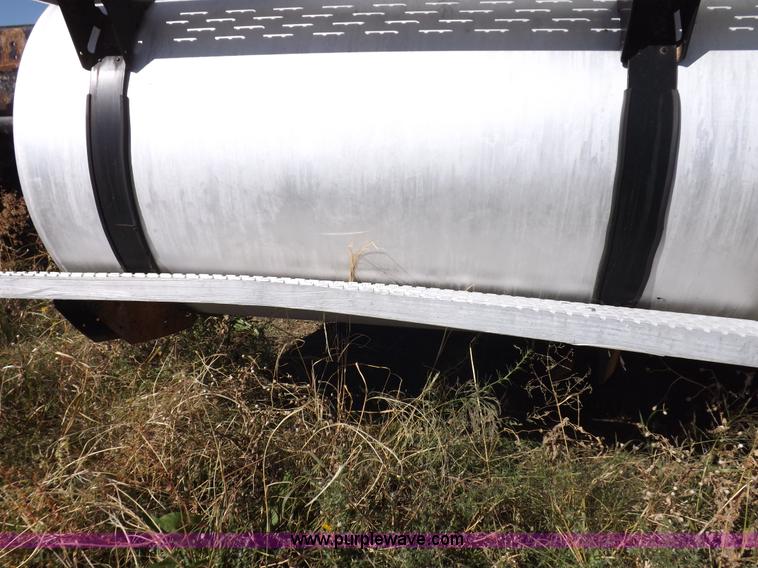 image for item I8393 2003 International 9200i semi truck