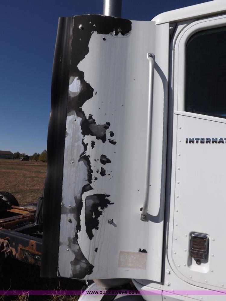 image for item I8393 2003 International 9200i semi truck