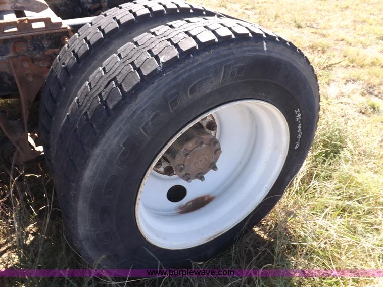 image for item I8393 2003 International 9200i semi truck