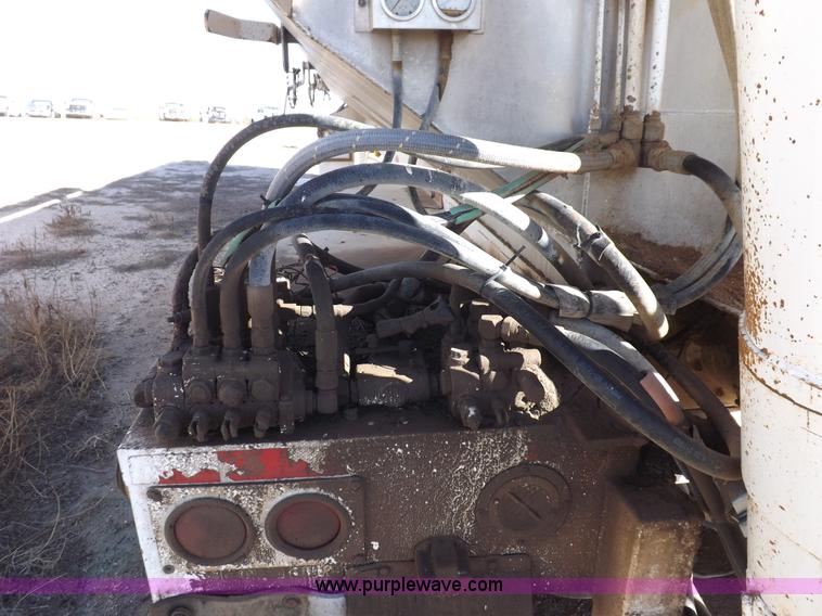 image for item I8396 1995 Pacer feed body trailer