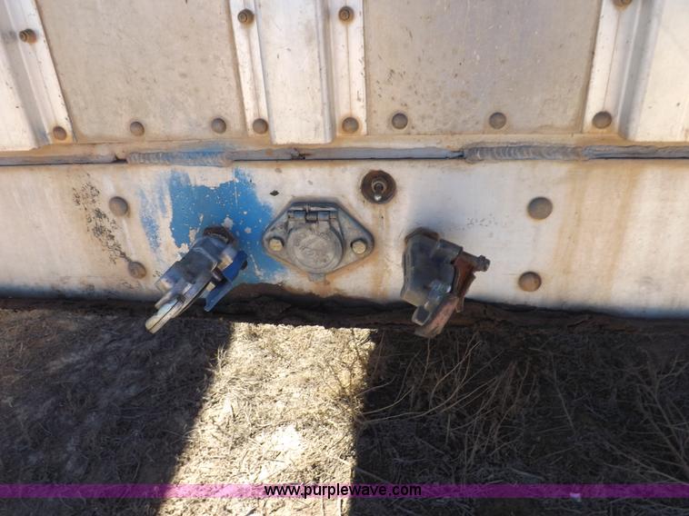 image for item I8399 1998 Wilson PSAL-303P livestock trailer