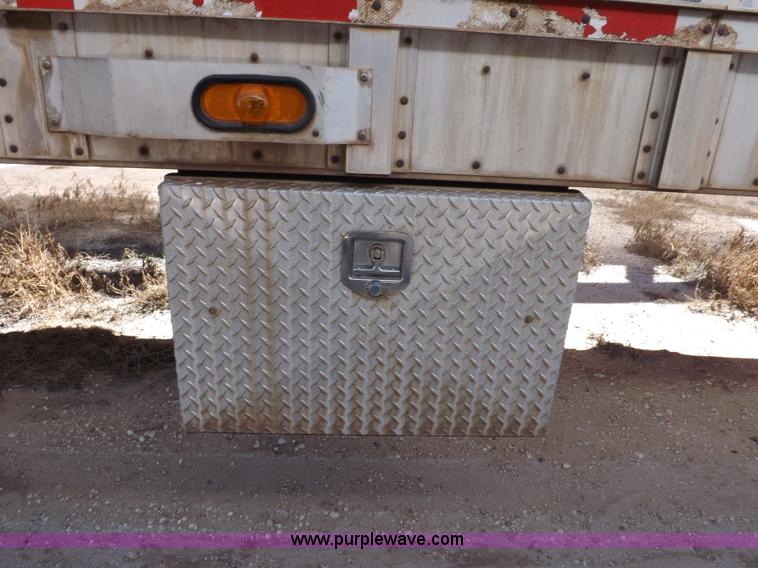 image for item I8399 1998 Wilson PSAL-303P livestock trailer