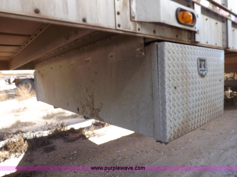 image for item I8399 1998 Wilson PSAL-303P livestock trailer