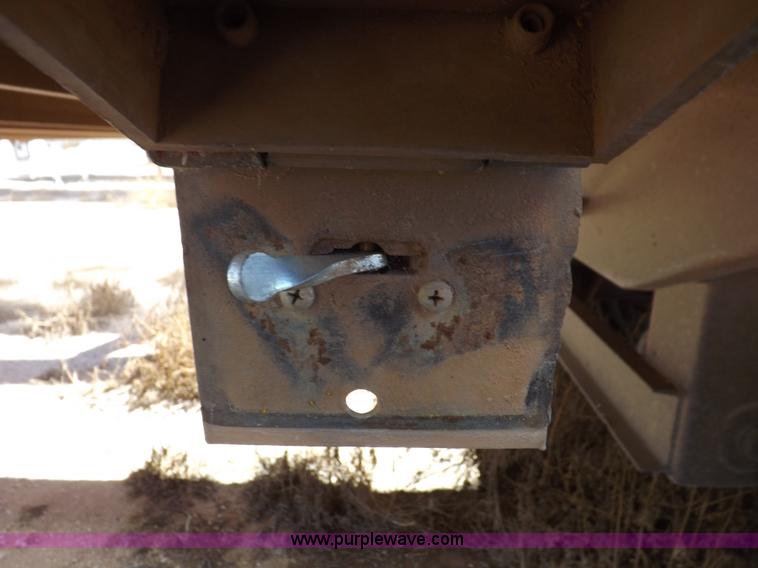 image for item I8399 1998 Wilson PSAL-303P livestock trailer