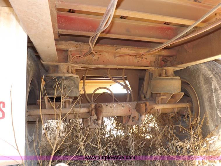 image for item I8399 1998 Wilson PSAL-303P livestock trailer