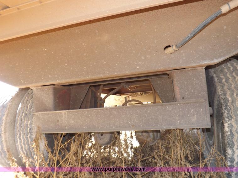 image for item I8399 1998 Wilson PSAL-303P livestock trailer