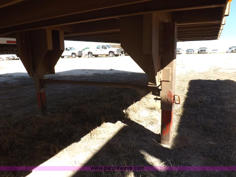 image for item I8399 1998 Wilson PSAL-303P livestock trailer