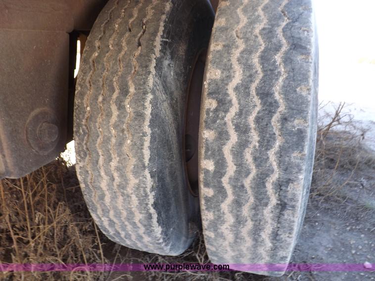 image for item I8399 1998 Wilson PSAL-303P livestock trailer