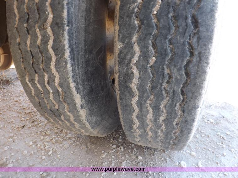 image for item I8399 1998 Wilson PSAL-303P livestock trailer