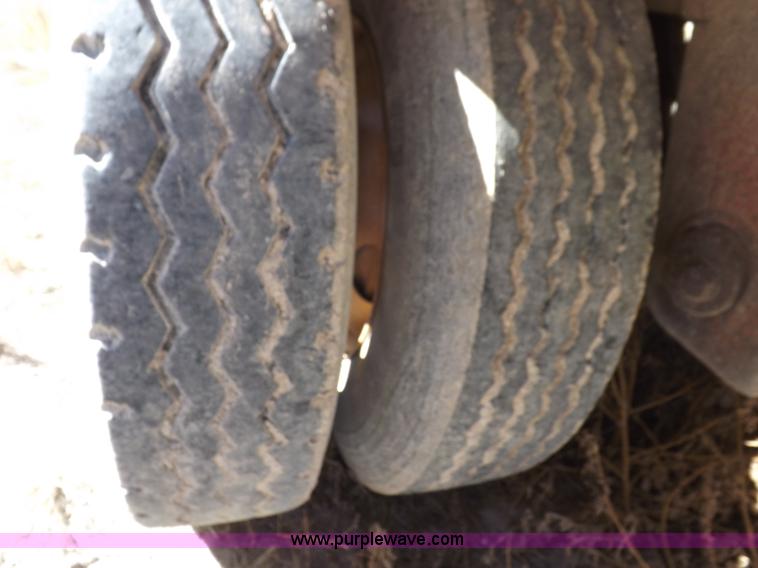 image for item I8399 1998 Wilson PSAL-303P livestock trailer