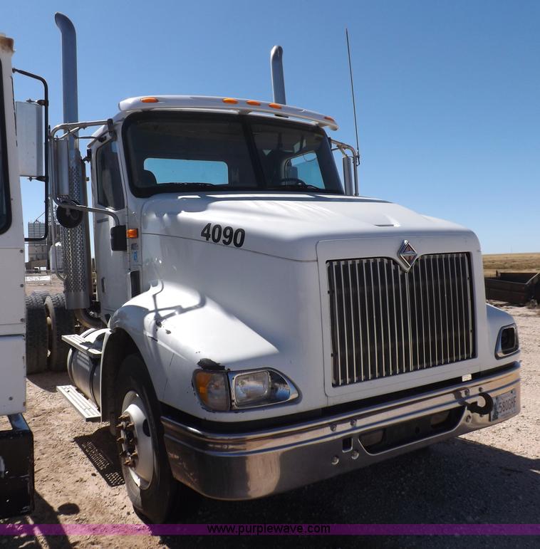 image for item I8403 2005 International 9200i semi truck