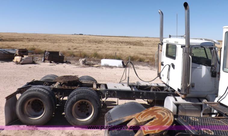 image for item I8403 2005 International 9200i semi truck