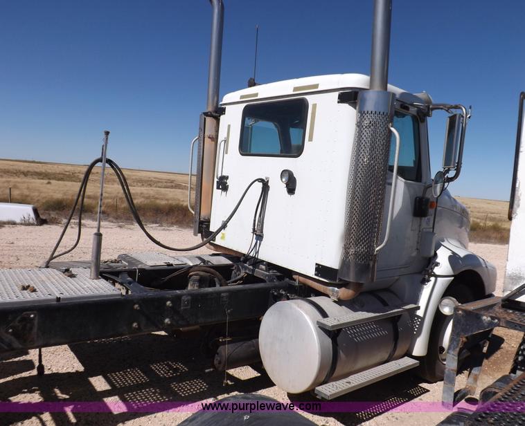 image for item I8403 2005 International 9200i semi truck