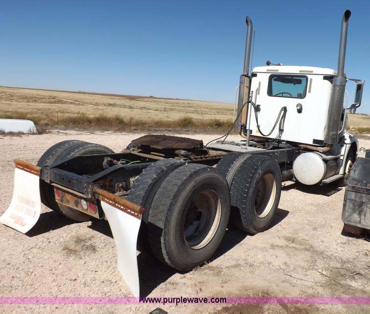 image for item I8403 2005 International 9200i semi truck