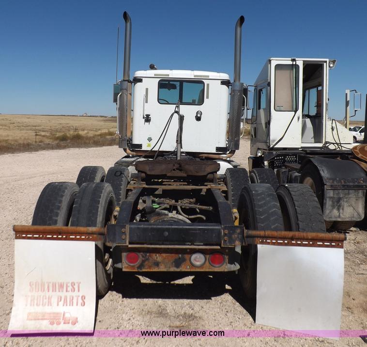 image for item I8403 2005 International 9200i semi truck