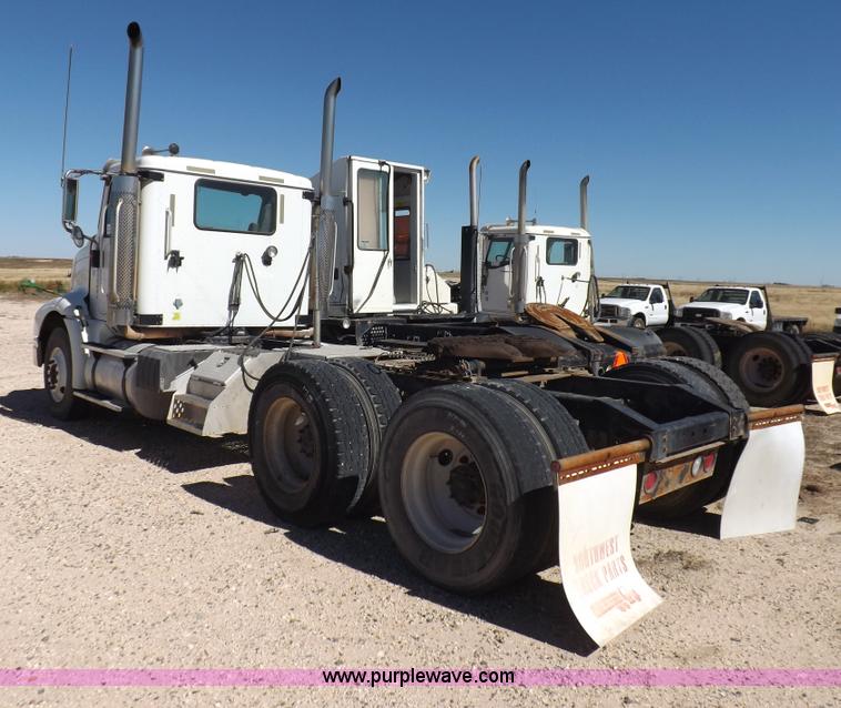 image for item I8403 2005 International 9200i semi truck