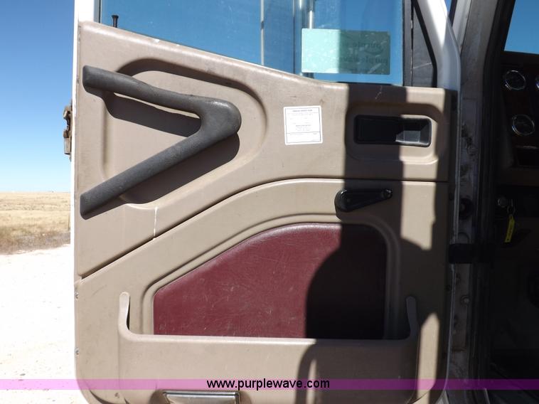 image for item I8403 2005 International 9200i semi truck