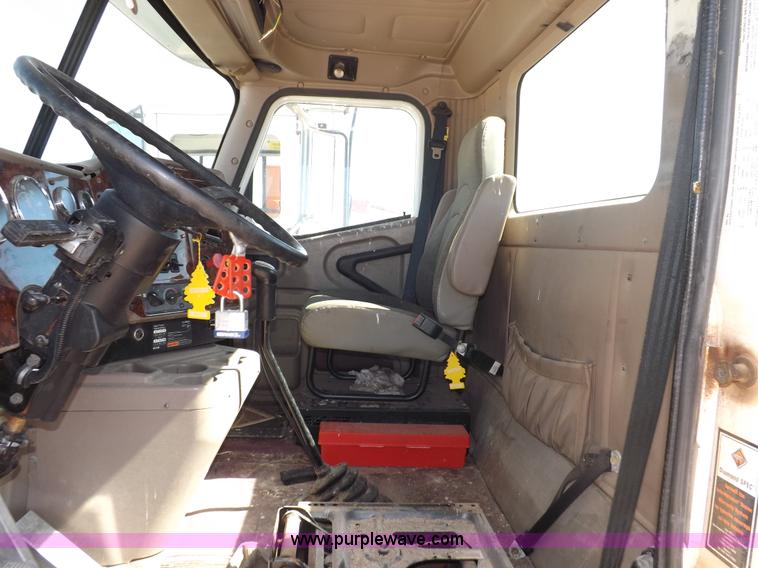 image for item I8403 2005 International 9200i semi truck