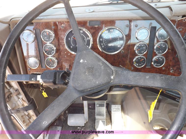 image for item I8403 2005 International 9200i semi truck