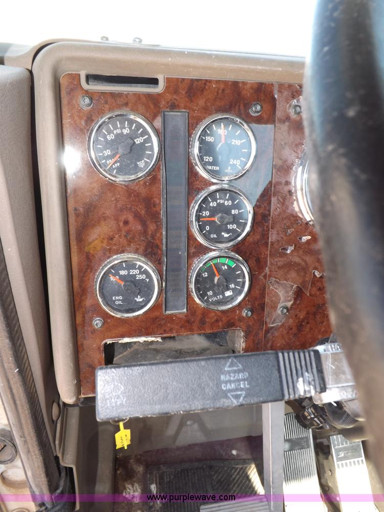 image for item I8403 2005 International 9200i semi truck