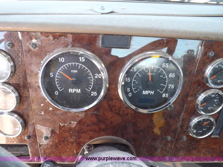 image for item I8403 2005 International 9200i semi truck