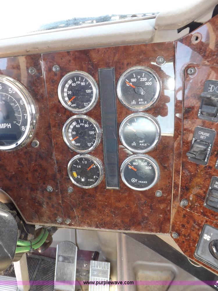 image for item I8403 2005 International 9200i semi truck