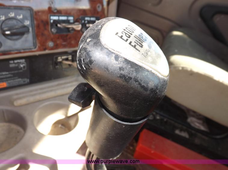 image for item I8403 2005 International 9200i semi truck