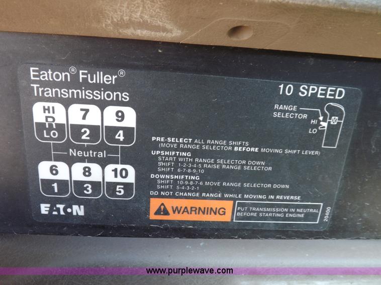 image for item I8403 2005 International 9200i semi truck