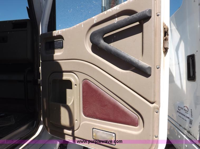 image for item I8403 2005 International 9200i semi truck