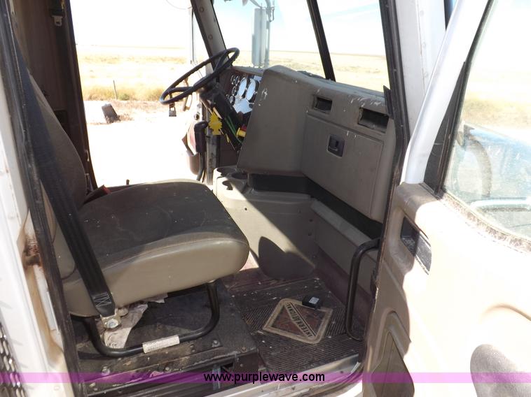 image for item I8403 2005 International 9200i semi truck