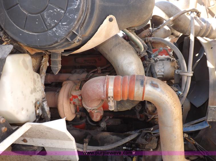 image for item I8403 2005 International 9200i semi truck