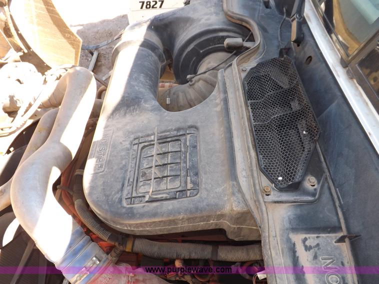 image for item I8403 2005 International 9200i semi truck