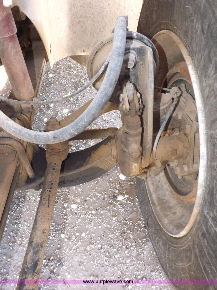 image for item I8403 2005 International 9200i semi truck