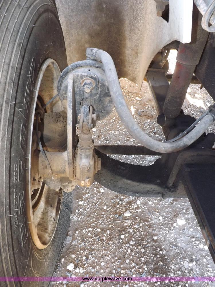 image for item I8403 2005 International 9200i semi truck