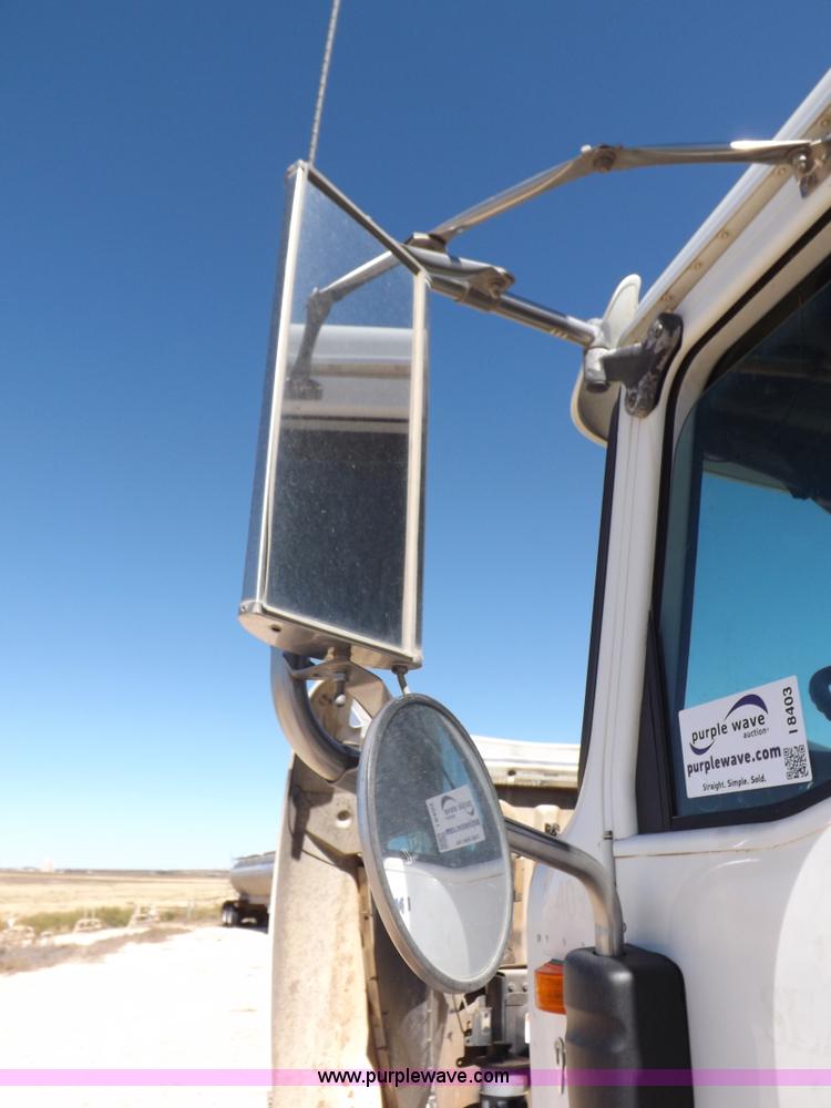 image for item I8403 2005 International 9200i semi truck