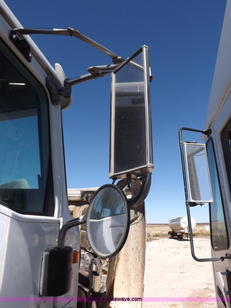 image for item I8403 2005 International 9200i semi truck