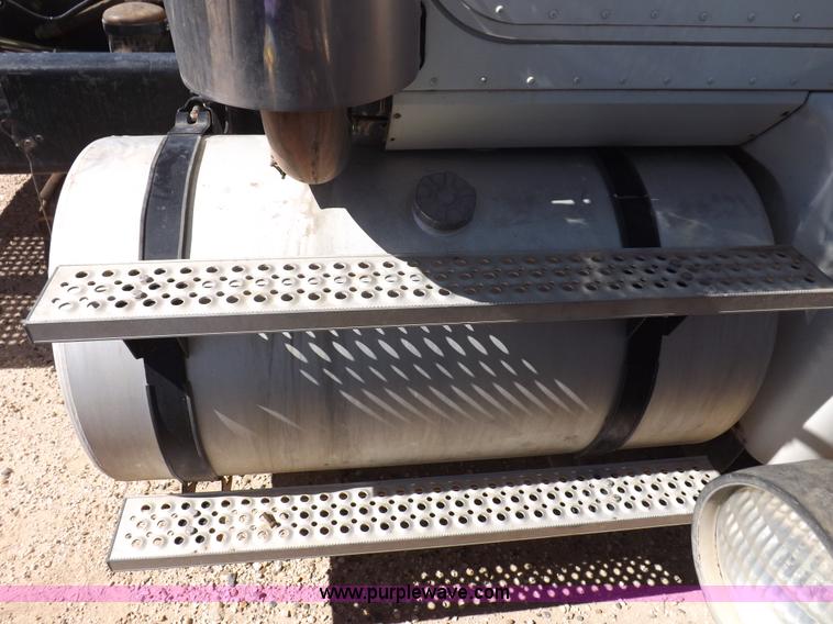 image for item I8403 2005 International 9200i semi truck