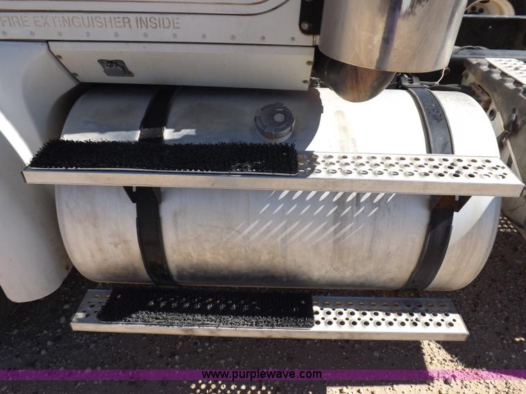 image for item I8403 2005 International 9200i semi truck