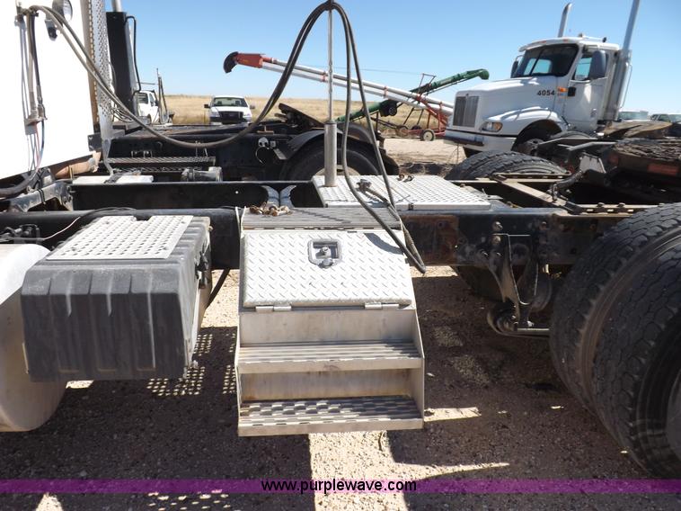 image for item I8403 2005 International 9200i semi truck