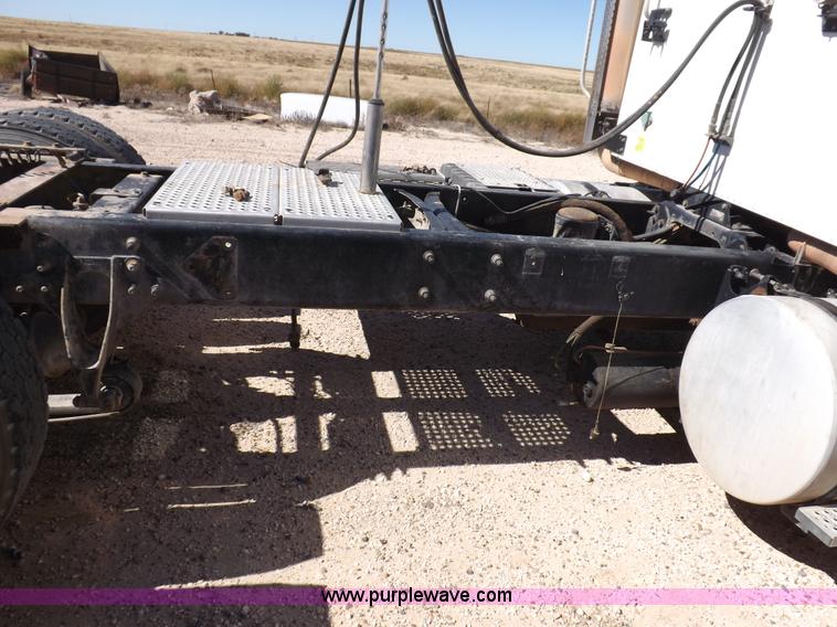 image for item I8403 2005 International 9200i semi truck