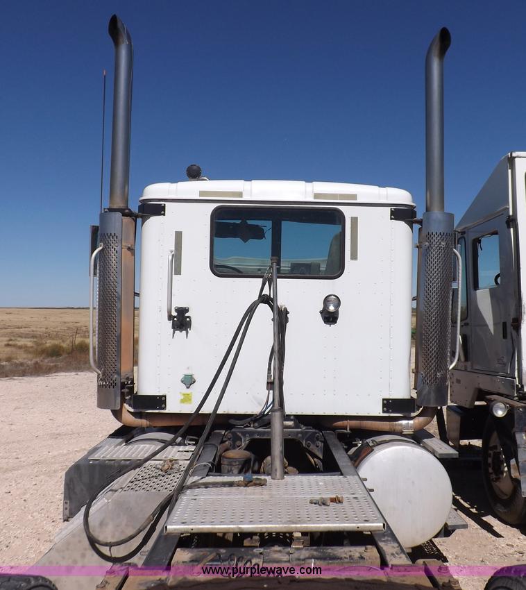 image for item I8403 2005 International 9200i semi truck