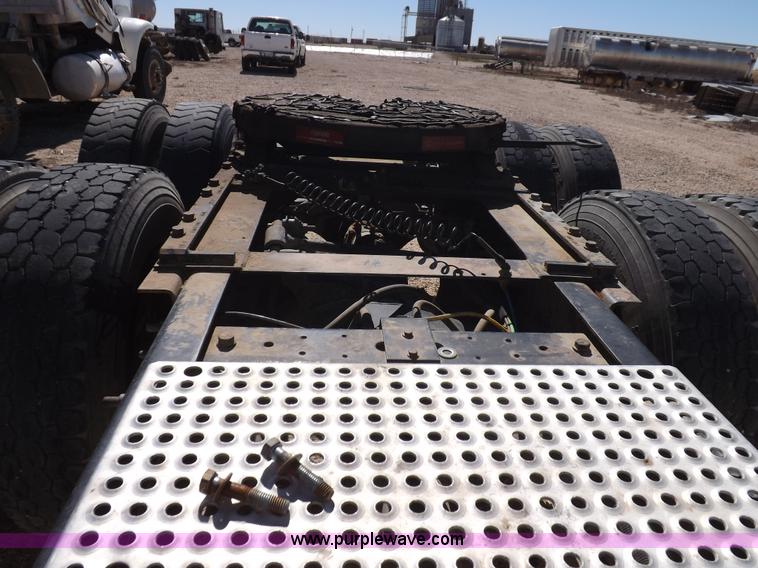 image for item I8403 2005 International 9200i semi truck