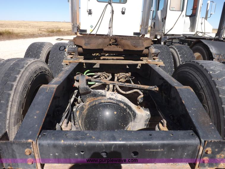 image for item I8403 2005 International 9200i semi truck