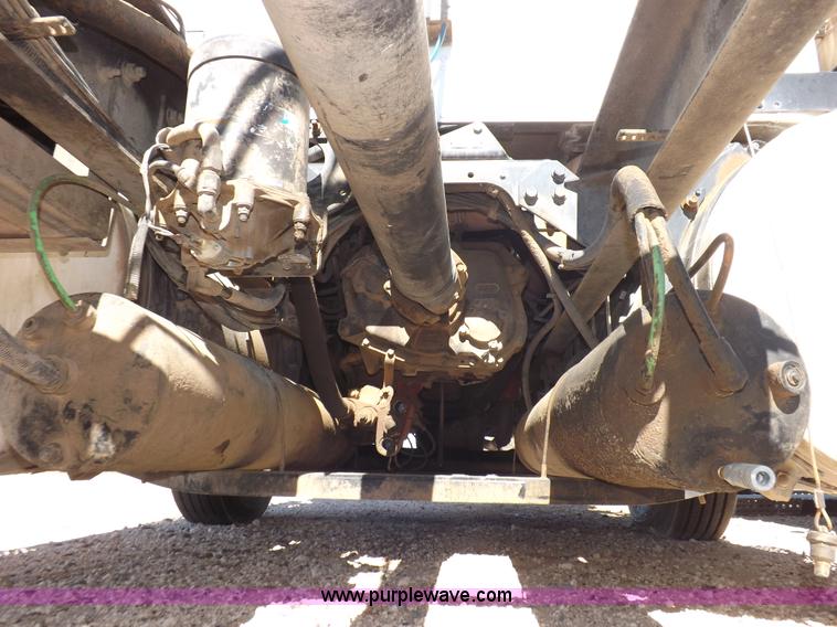 image for item I8403 2005 International 9200i semi truck