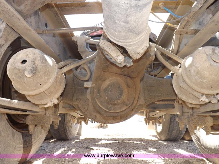 image for item I8403 2005 International 9200i semi truck