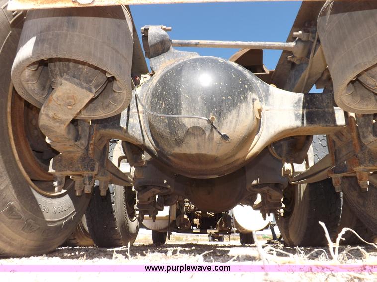 image for item I8403 2005 International 9200i semi truck