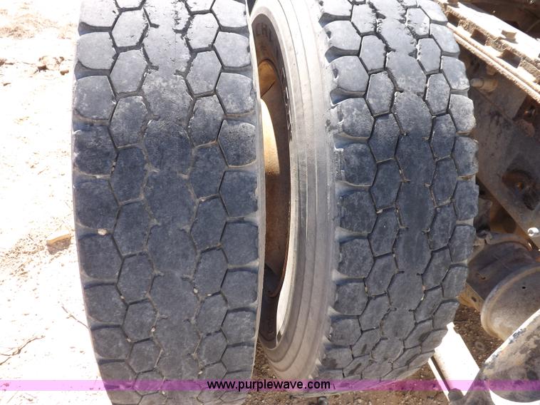 image for item I8403 2005 International 9200i semi truck