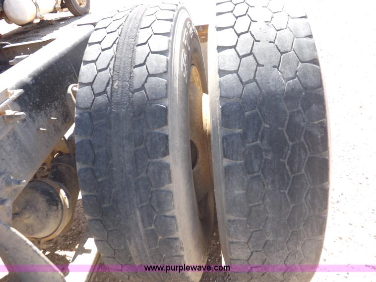 image for item I8403 2005 International 9200i semi truck